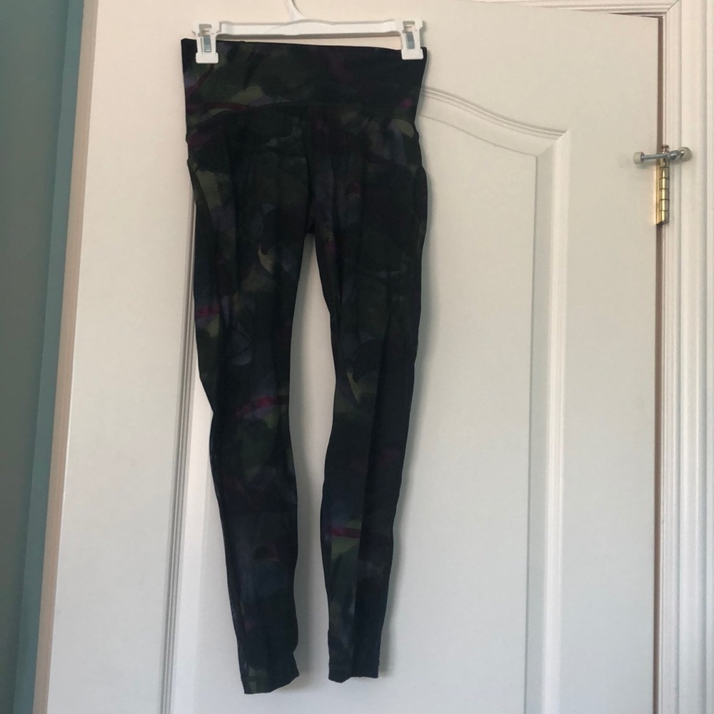 Above ankle Lululemon leggings